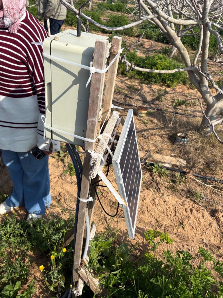 Smartlogger installation in the Bonex Demonstration field, measuring fertilizer content, soil moisture and soil salinity.